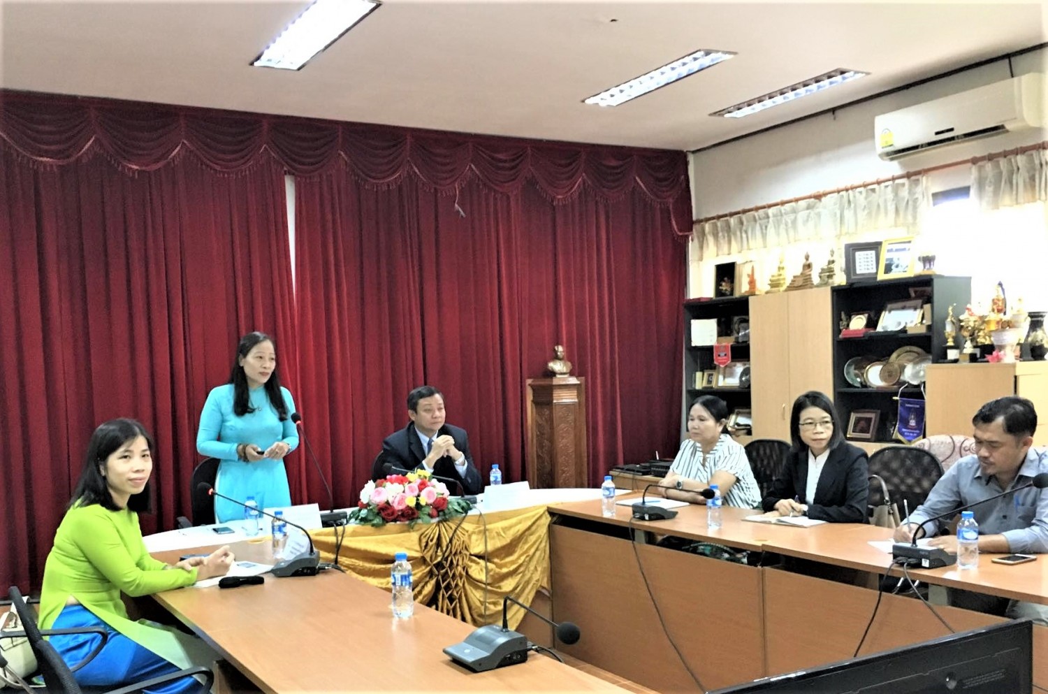 PGS.TS. Phạm Thị Phương Thái phát biểu trong buổi làm việc với đại diện Trường Đại học Souphanovoung