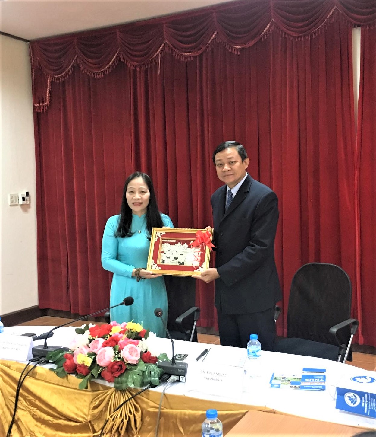 PGS. TS. Phạm Thị Phương Thái và ông Virta Anolac đã tặng những sản phẩm đặc trưng của hai Trường và địa phương làm quà lưu niệm trong lần đầu gặp mặt
