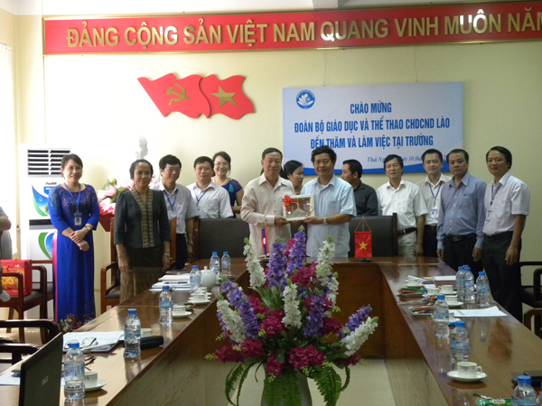 Đón tiếp và làm việc với đoàn công tác Bộ Giáo dục và Thể thao nước Cộng hòa Dân chủ Nhân dân Lào