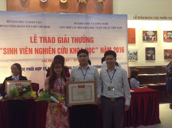 TS. Nguyễn Văn Hảo và nhóm sinh viên nghiên cứu khoa học với đề tài đạt giải Nhì